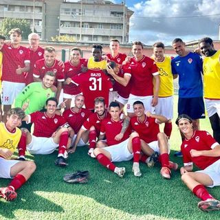 All'esordio di settembre sul campo della Lavagnese la squadra alza la maglia di Gazo per dargli coraggio dopo il malore. «Vinceremo fino al tuo ritorno», promisero i biancorossi. Ormai ci siamo...