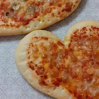 Le pizze a forma di cuore del Panificio Savelli di Gazzada (foto dalla pagina Facebook del negozio)