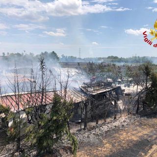 FOTO. In fiamme a Gerenzano campi agricoli e alcuni manufatti di un'azienda: morti nel rogo sei animali