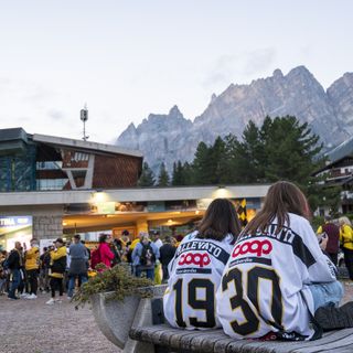 Il tramonto, le Dolomiti sullo sfondo, il giallonero: un mix indimenticabile