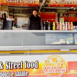Giovanni Zappalà, 45 anni, insieme alla sua famiglia lo trovate a bordo di "Truck Kitchen", sul curvone di via Monte Generoso vicino all'ingresso dell'Insubria. Da poco delizia il palato anche degli spettatori del Franco Ossola durante le partite del Varese
