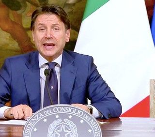 Il sindaco di Samarate scrive a Conte: «Molto spesso, ciò che ordinate nelle direttive si infrange come uno tsunami sulle gente e sui più piccoli»