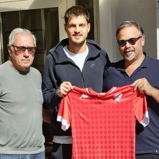 Sindrit Guri con il ds Raineri e Rosati e, sotto, abbracciato dopo un gol