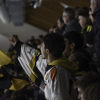 Piccoli e grandi cuori gialloneri battono all'unisono nel palaghiaccio della gioia (foto Emanuele Scordo)