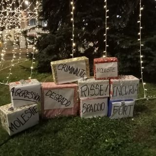 Pacchi contro il sindaco Galimberti sotto l'albero di Natale di piazza Monte Grappa