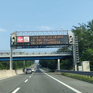 Auto si ribalta sull'Autostrada dei Laghi tra Busto e Castellanza. Soccorsi in azione in codice rosso: traffico in tilt