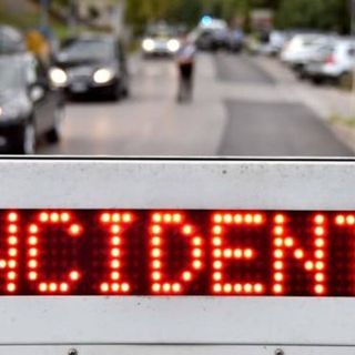 Si ribaltano con l'auto in via Friuli a Varese: illesi i due ultraottantenni a bordo