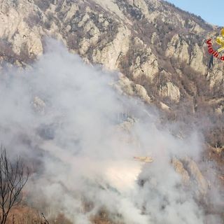 Italia e Svizzera unite per combattere l'incendio di Indemini