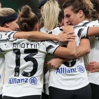 L'abbraccio della Juve, capolista a punteggio pieno (foto figc.it)