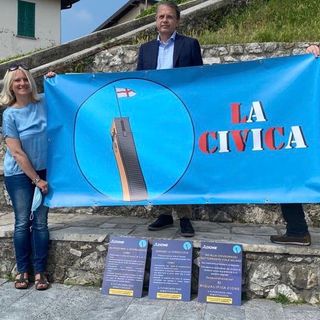 Mauro Gregori, a sinistra, insieme al candidato Carlo Alberto Coletto e a Raffaella Demattè di Varese in Azione durante la presentazione delle tre petizioni su Sacro Monte, Torre Civica e sottopassi a inizio giugno