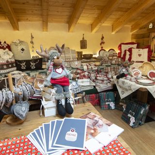 Qui e nella galleria fotografica una panoramica dei prodotti della nuova linea "Stube Home", la novità 2020 de "La Stube del Trentino" di Bodio Lomnago