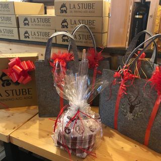 Alla Stube del Trentino golosi cesti di Natale, splendide idee regalo per la casa e… il romantico vischio
