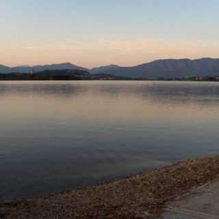 Vista del lago di Comabbio