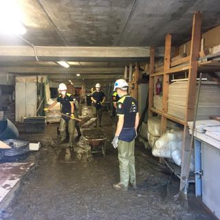 A Lavena Ponte Tresa si continua a lottare contro il fango portato dall'alluvione