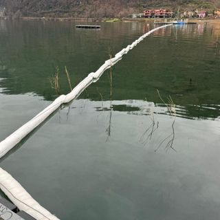 Sul lago Ceresio a Lavena Ponte Tresa sono state collocate barriere oleoassorbenti (foto dalla pagina Facebook "Io Cambio con Mastromarino sindaco")