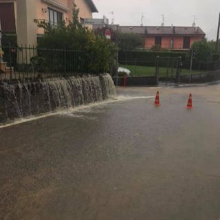 Lavena Ponte Tresa l'esondazione del torrente Pianazzo (foto da Facebook "Io cambio con Mastromarino sindaco)
