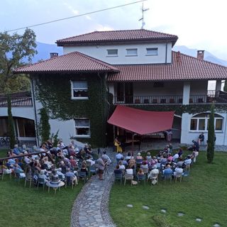 Un momento del concerto tenutosi domenica sera a Villa Rondella a Laveno