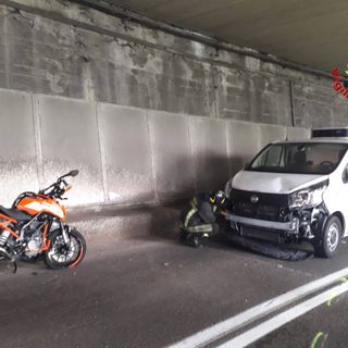 FOTO. Schianto frontale tra una moto e un furgone sulla Sp69 a Laveno nella galleria del Sasso Galletto: 23enne in ospedale con l'elisoccorso
