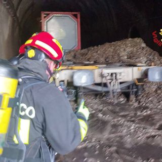 VIDEO E FOTO. Treno merci deragliato per il maltempo: nella galleria del Sasso Galletto di Laveno in azione gli specialisti del nucleo biologico chimico dei vigili del fuoco