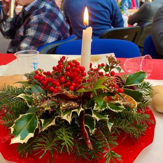 Il pranzo di Natale organizzato dalle Officine dell'Acqua di Laveno Mombello per persone sole o in difficoltà economica