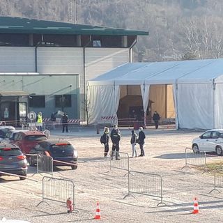 Centro tamponi di Laveno Mombello: sono in media 220 i test eseguiti ogni giorno