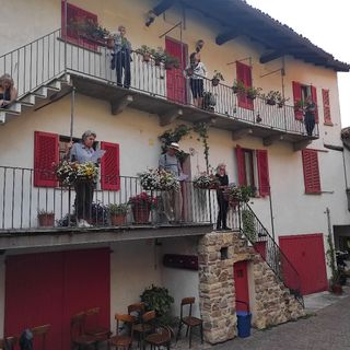 "Di rose e anguille. Racconti di terra e acqua": a Laveno Mombello una rappresentazione teatrale per le vie della città