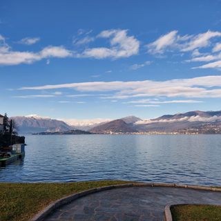 Tutto esaurito a Laveno per la tappa lombarda del Giro del Lago Maggiore che unisce Lombardia e Piemonte