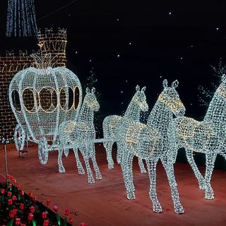 A Leggiuno sono pronte ad accendersi 700mila lucine di Natale, per colorare le feste e scaldare i cuori di grandi e piccini