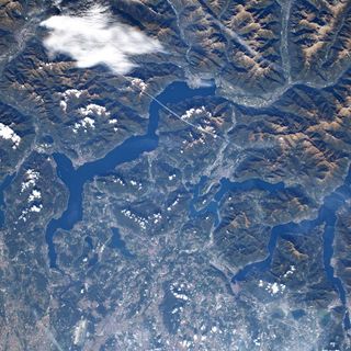 L'IMMAGINE DALLO SPAZIO. I nostri laghi visti dall'astronauta Parmitano. E NaturalMeteo li identifica uno per uno L'IMMAGINE DALLO SPAZIO. I nostri laghi visti dall'astronauta Parmitano. E NaturalMeteo li identifica uno per uno