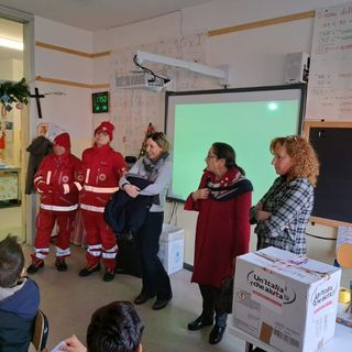 La consegna della donazione a cura dei volontari CRI con Lorena Cesarin, responsabile delle attività sociali per il Comitato luinese della Croce Rossa