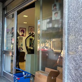 Luino, vandali in centro: spaccata la vetrina di un parrucchiere