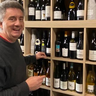 L'inconfondibile sorriso di Francesco Mangia tra le sue bottiglie del locale Luppoli e Uva di via Sanvito 111 a Varese L'inconfondibile sorriso di Francesco Mangia tra le sue bottiglie del locale Luppoli e Uva di via Sanvito 111 a Varese