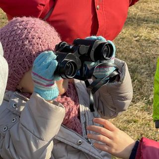Un bimbo dell'asilo di Luvinate impegnato nell'attività di birdwatching
