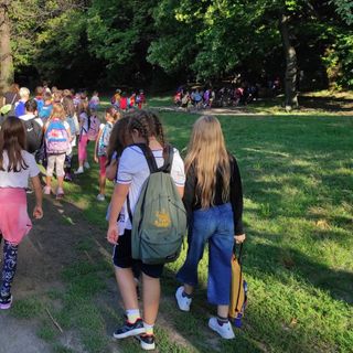 La scuola primaria di Luvinate riparte con una camminata nel bosco del Campo dei Fiori