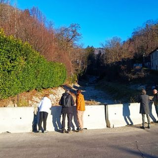 Il sopralluogo dei tecnici regionali e del sindaco nella zona del ponte di via San Vito a Luvinate