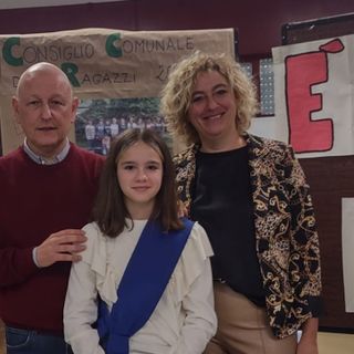 Il sindaco Fabio Passera con la sindaca dei ragazzi Gloria Floris e la dirigente scolastica Chiara Grazia Galazzetti