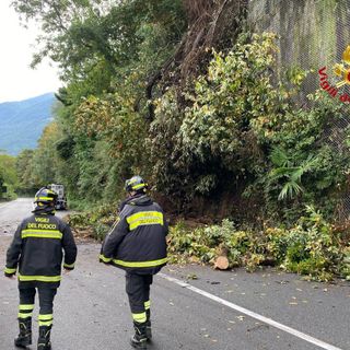 FOTO. Frana a Maccagno: due metri cubi di terra, rocce e piante sulla statale 394. Strada interrotta e traffico in tilt