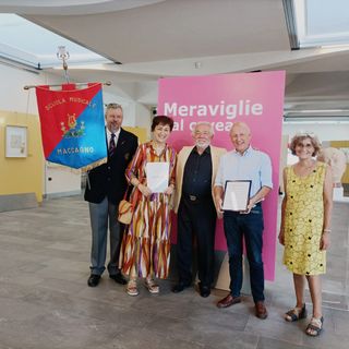 La cerimonia di consegna dello spartito dell'inno di Maccagno