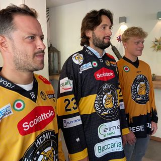 Vanetti, Borghi e Perino al Beccaria con le nuove maglie giallonere piene di amici: gialla (casalinga), nera (da trasferta) e arancione (pre game)