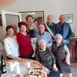 Antonia Franzetti al centro in una foto di repertorio