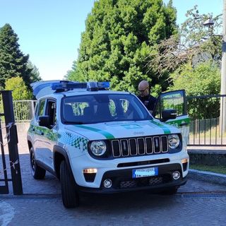 Consegnato il nuovo mezzo della polizia locale dell'Unione Ovest Lago di Varese e Biandronno