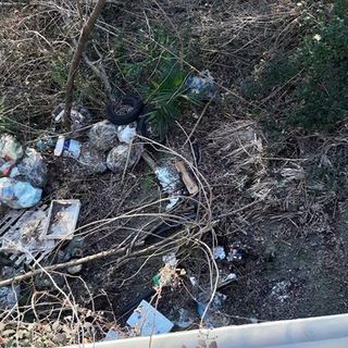 Malgesso: trovati rifiuti abbandonati sotto il ponte della ferrovia