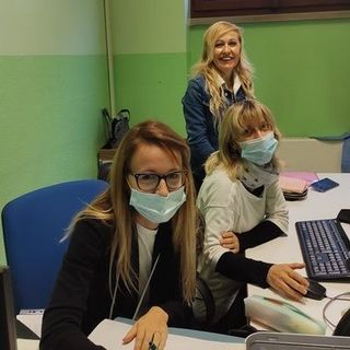 Parte del personale del centro prelievi di Malnate (foto dalla pagina FAcebook della sindaca Bellifemine)