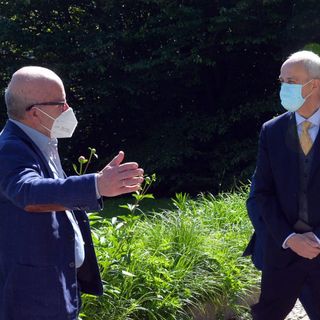 Il saluto di Maroni al prefetto Dario Caputo questa mattina ai Giardini Estensi