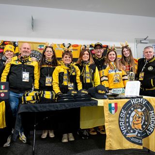 I volontari del mitico banchetto all'ingresso dell'Acinque Ice Arena dove troviamo tutto il merchandising ufficiale dei Mastini (foto Galbiati)