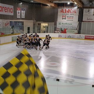 Nella foto di Oana Maria Constandis il gruppo giallonero sostenuto da un grande pubblico giunto da Varese a Egna. Sotto nella gallery le immagini ufficiali dei Mastini