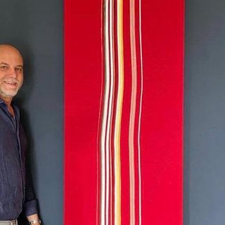 Max Frattini con un'opera di suo papà, Vittore Frattini