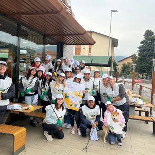 I McDonald’s varesini al lavoro per l’ambiente: 40 volontari per più di 140 chili di rifiuti raccolti