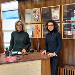 Paola Molinari e Maria Grazia Boschini nello storico negozio all'angolo tra via Avegno e piazza Repubblica