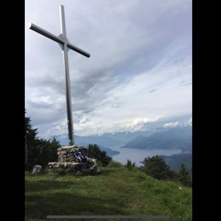 La Croce sul Monte Nudo dove verrà celebrata domenica la messa in una foto dalla pagina Facebook della comunità pastorale di Canonica